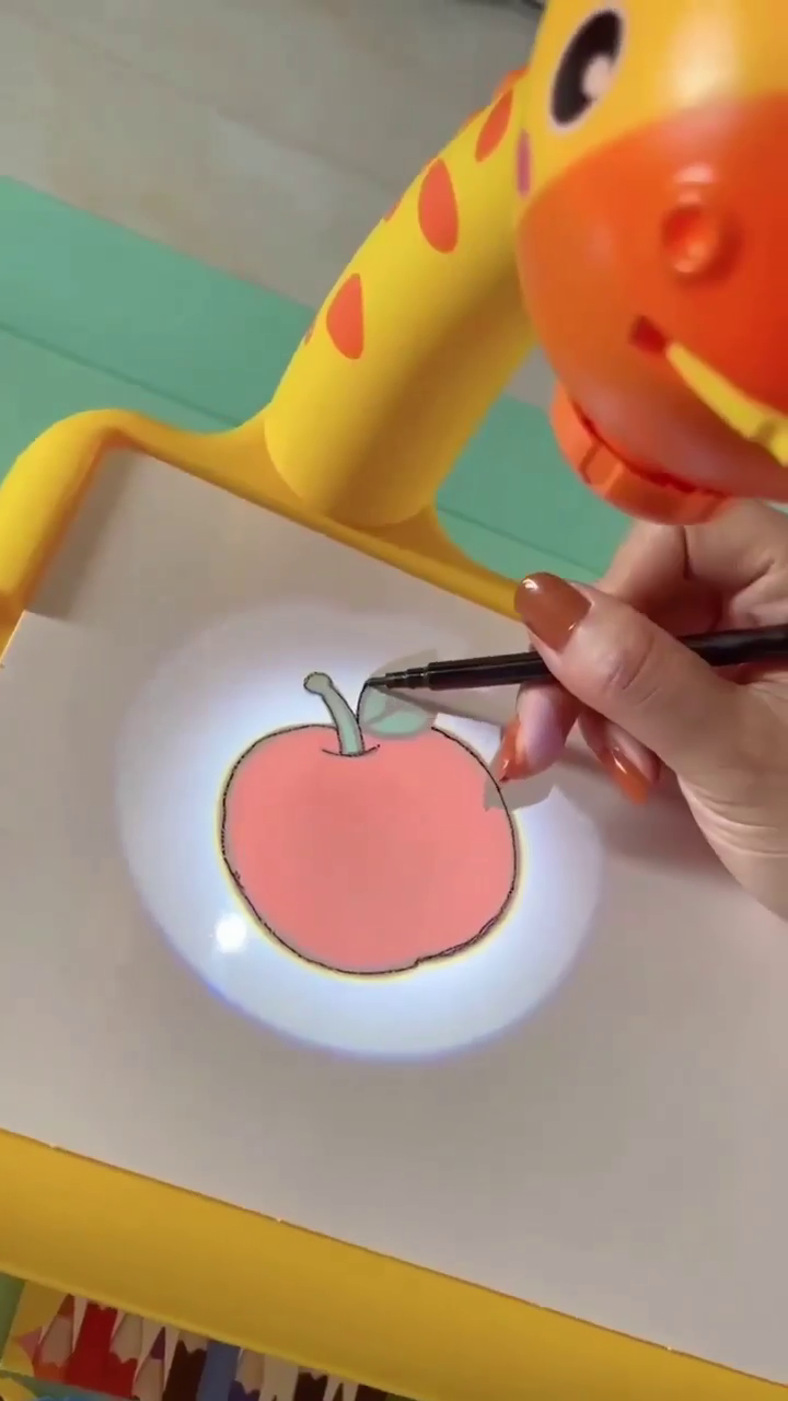 Giraffe-Shaped Kids Drawing Projector Toy with Slide Discs, Built-in Image Projection, and Tracing Board – Fun Educational Art Learning Machine for Toddlers and Preschoolers to Enhance Creativity and Motor Skills