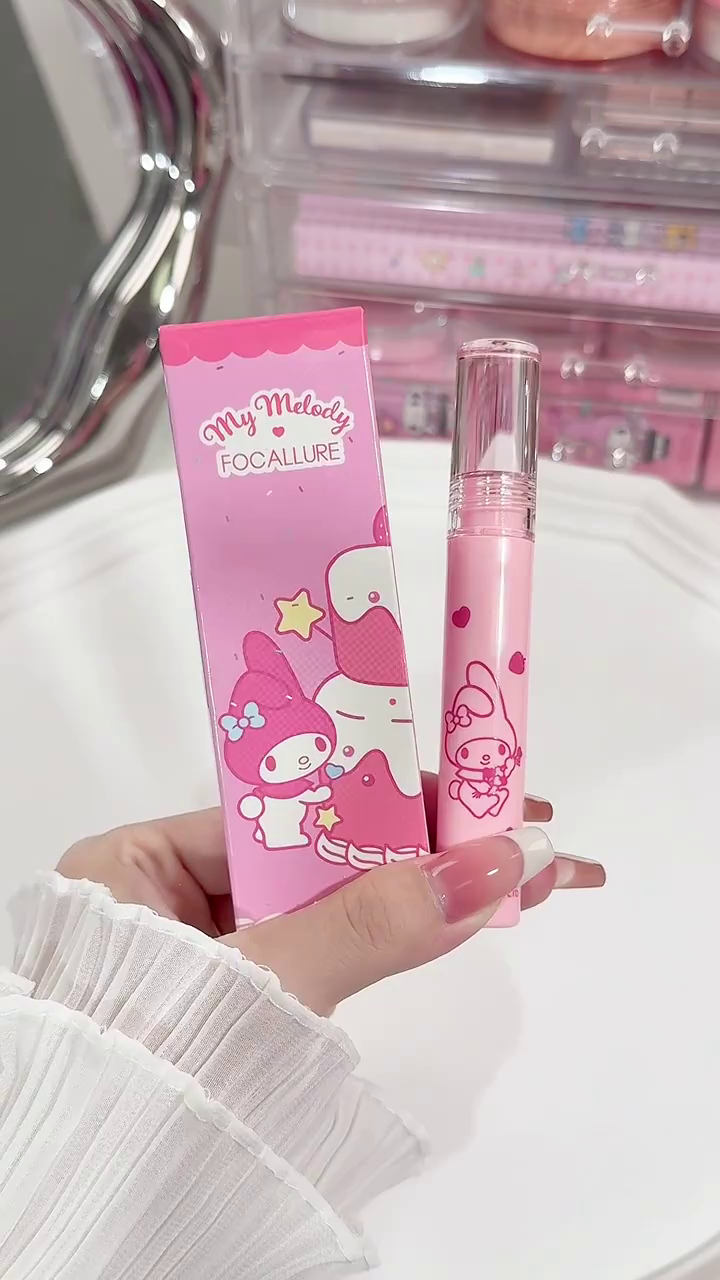 Limited Edition Lip Gloss Set – Cute Pink Packaging with Adorable My Melody Design – Moisturizing, Long-Lasting, High-Pigment Glossy Finish – 3 Shades Swatched for Rich Red and Berry Tones – Collectible Makeup Gift for Sanrio Fans