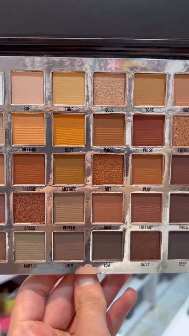 Muted Tones Eyeshadow Palette with Warm Neutrals, Browns, and Greens for Versatile and Subtle Makeup Looks