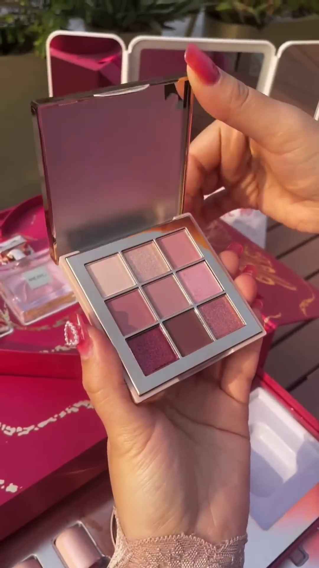 Elegant Heart-shaped Makeup Kit with Drawers, Perfumes, Brushes, and Comprehensive Cosmetic Essentials for Luxurious Beauty Care