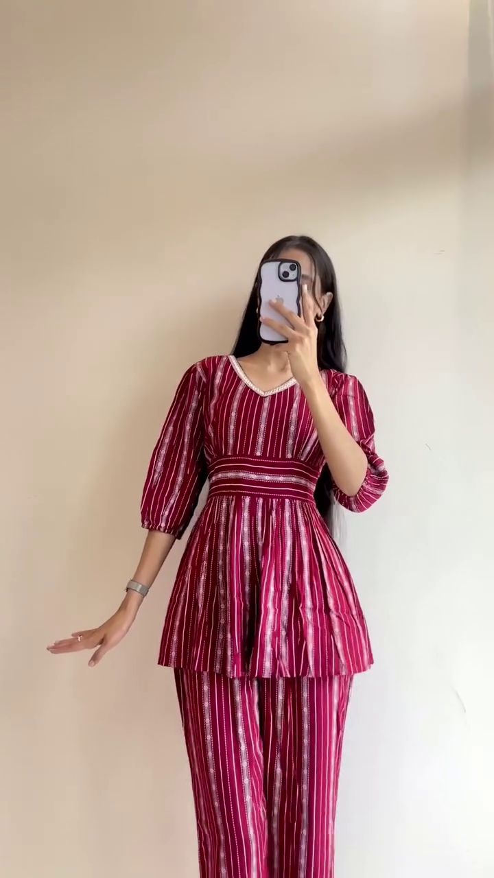 Chic Striped V-Neck Peplum Top with Matching Striped Pants – Trendy and Comfortable Set for a Stylish Casual Look