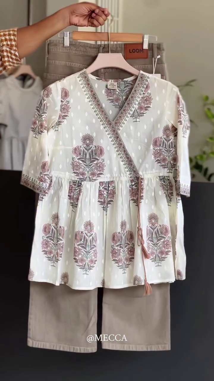 Floral Print V-Neck Tunic with Tassel Detail – Soft Cotton Top with Elegant Design, Paired with Comfortable Beige Culottes for a Casual, Chic Look