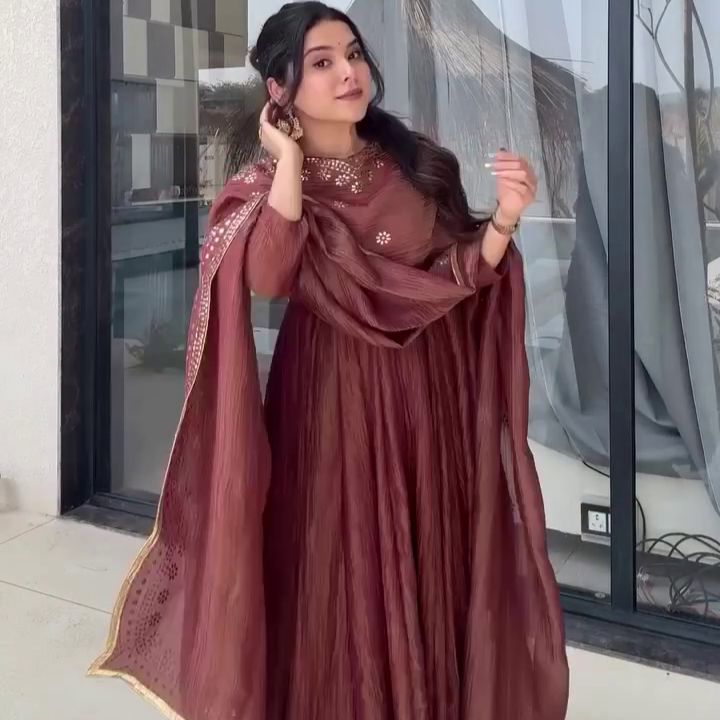 This outfit looks so graceful! The earthy brown color combined with the delicate embroidery and the flowy silhouette gives it a warm