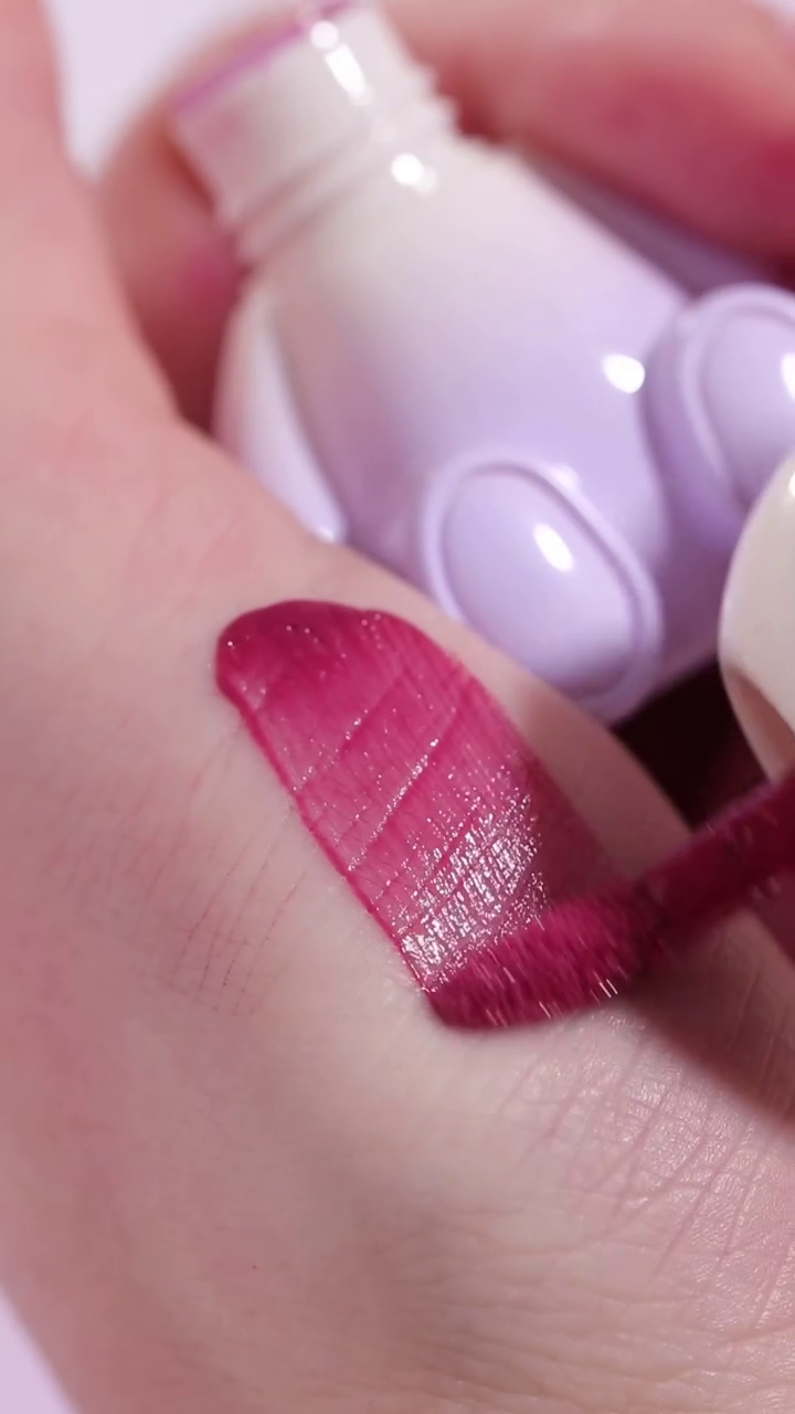 Cute Bunny Shaped Lip Gloss with Keychain Holder – Adorable Purple Gradient Bunny Design with Smooth Moisturizing Formula and Rich Pigmented Finish for On-the-Go Makeup Touchups