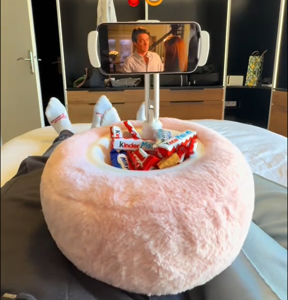 FLUFFY MOBILE HOLDER