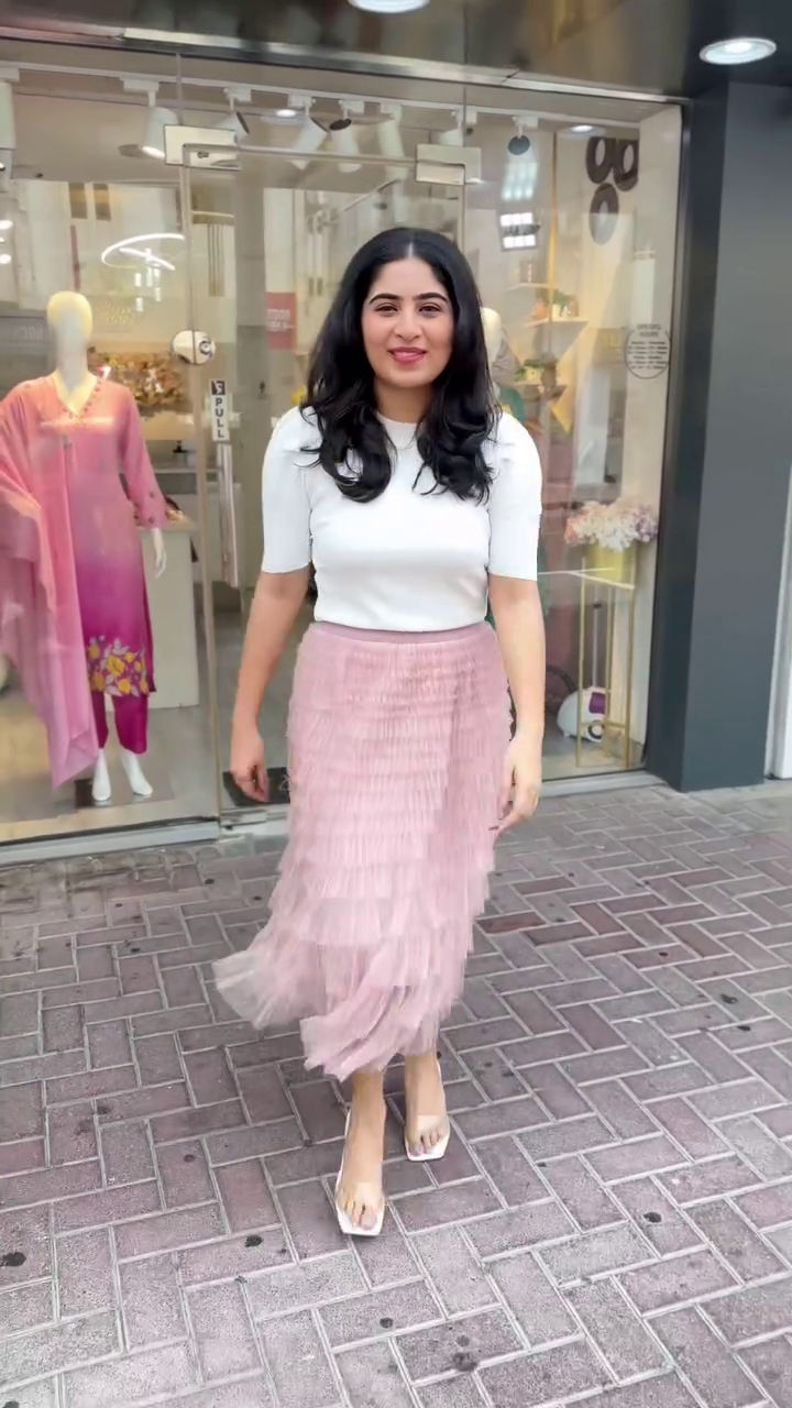 Lightly layered for a flowy, voluminous effect, with a flattering silhouette and airy movement.